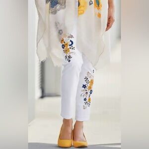 MONROE & MAIN Flower Embroidered White Cotton Blend Stretch Capri Jeans, Size 12